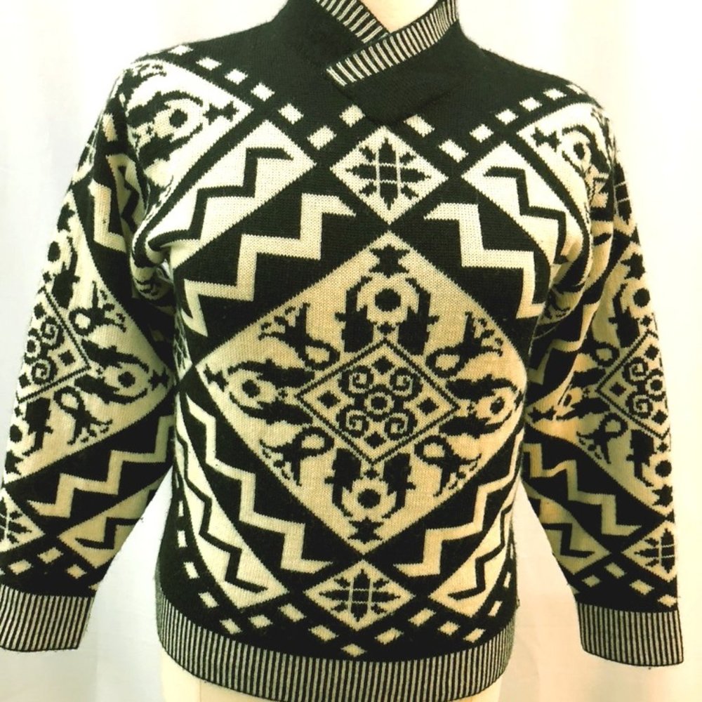 BLACK & WHITE 100% SOFT  WOOL PULLOVER BY OSSI - MED